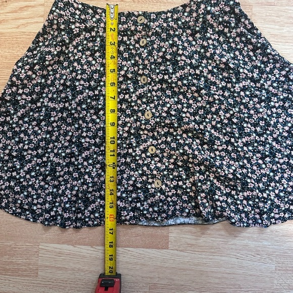 Floral Button-Up Skirt - Black and Pink Size Medium‎ - Picture 5 of 5